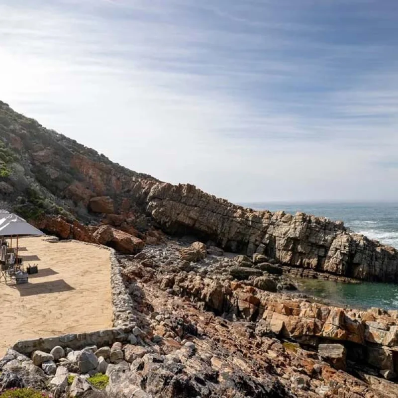 Cliff steps and structures blocking public coastal thoroughfare at Erf 8010.